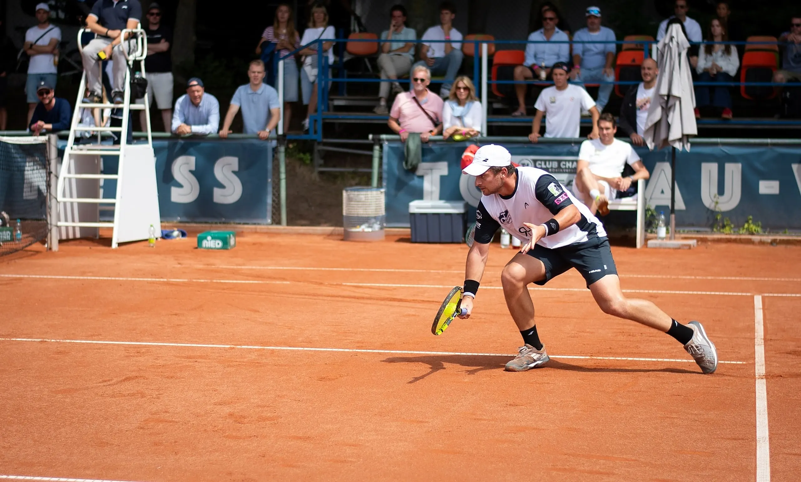 Bundesliga-Spieler des TC Blau-Weiss Neuss im Match auf der Asche