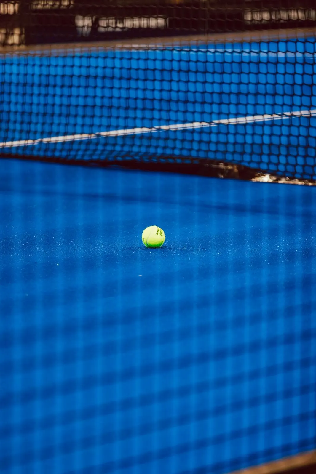 Padel-Court mit Ball